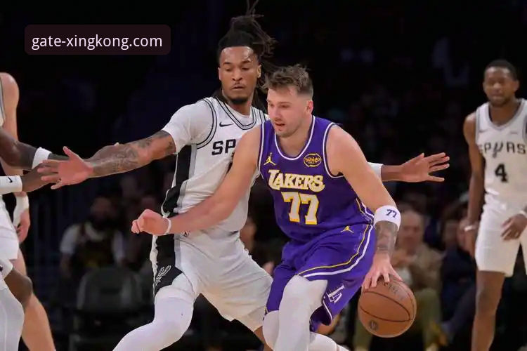 东契奇单核爆发 vs 团队多点开花：湖人险胜步行者的战术解析